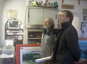 Il sindaco di Savona Federico Berruti (in primo piano) con lingegnere Giampiero Suetta durante la visita al centro del Solar Technology Group